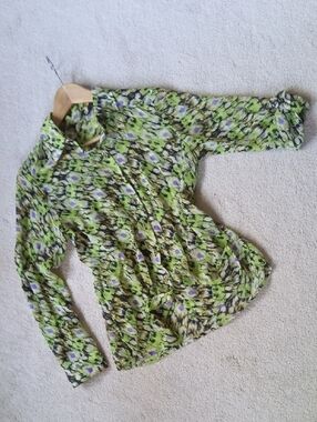 CCO P18.5" L24" Green Abstract Floral Button-Up Blouse with Roll-tab long sleeve